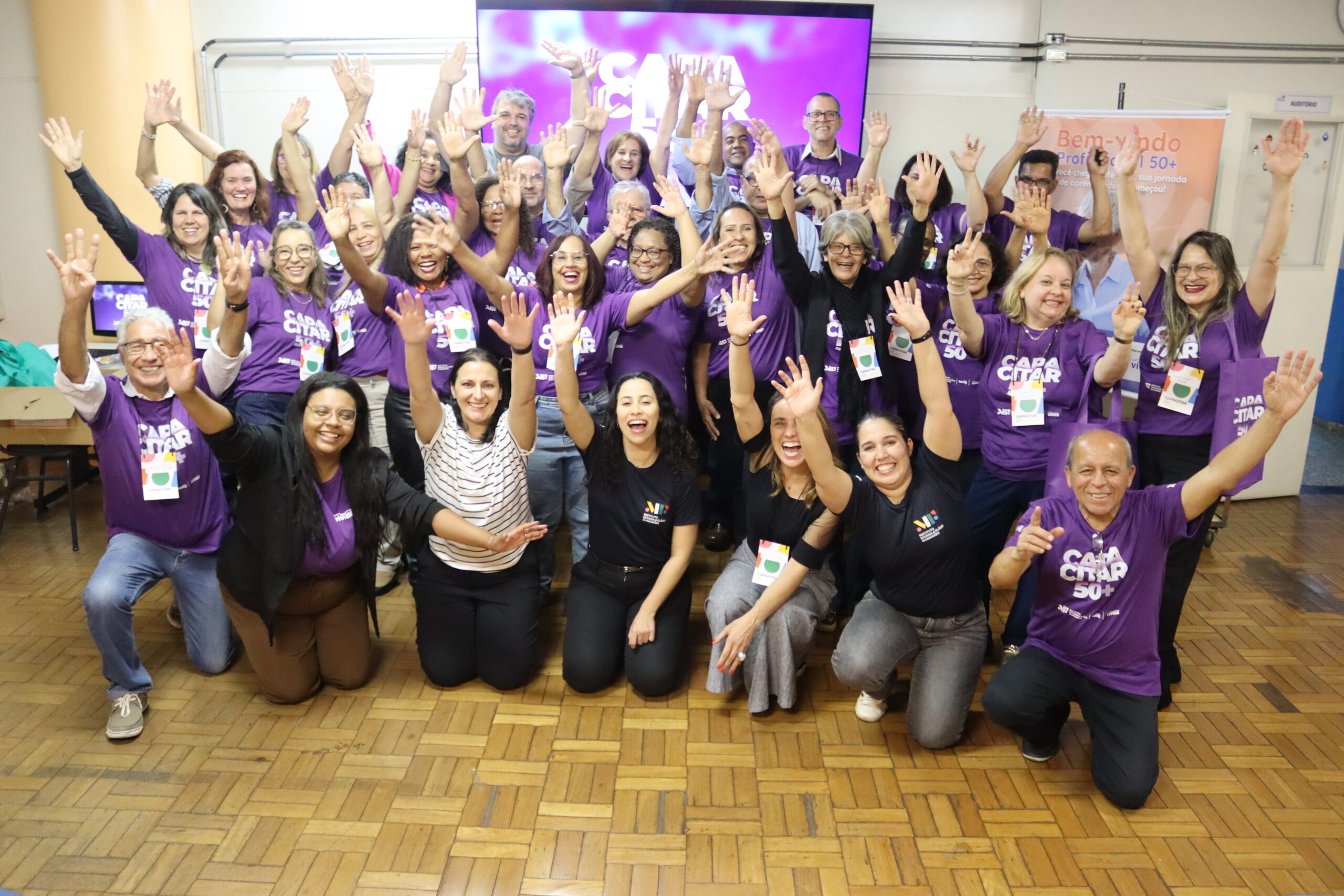 Turma de formandos projeto social capacitar 50 mais