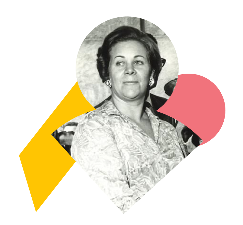 Foto da Dona Marina Guimarães em preto e branco com formas geométricas coloridas atrás