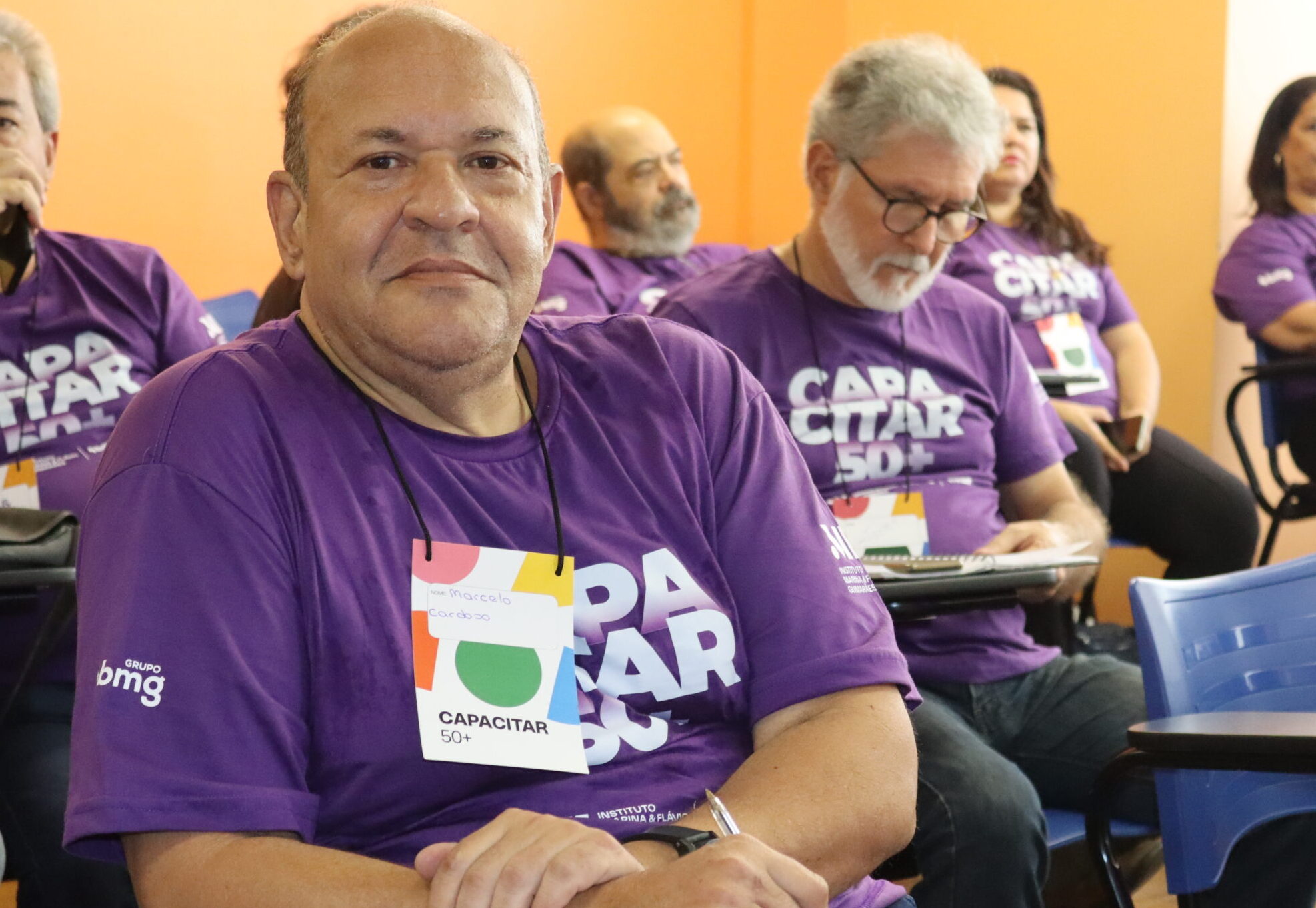 Aluno do projeto social capacitar 50+ posando para a foto