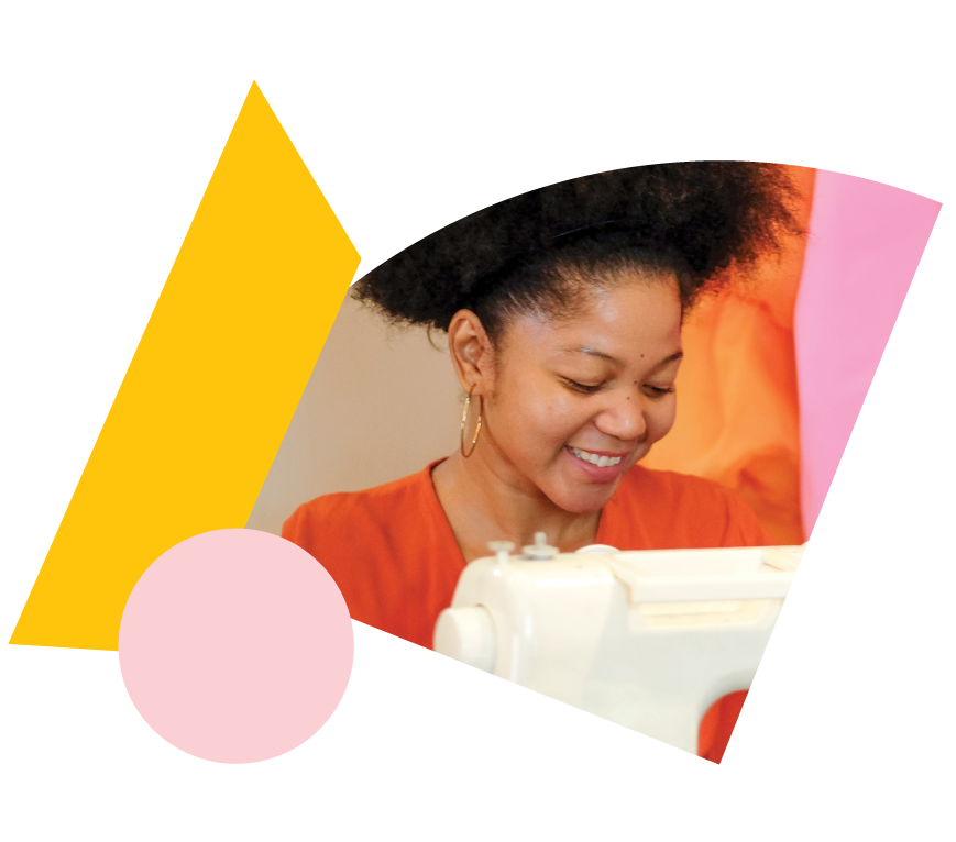 mulher sentada costurando na máquina