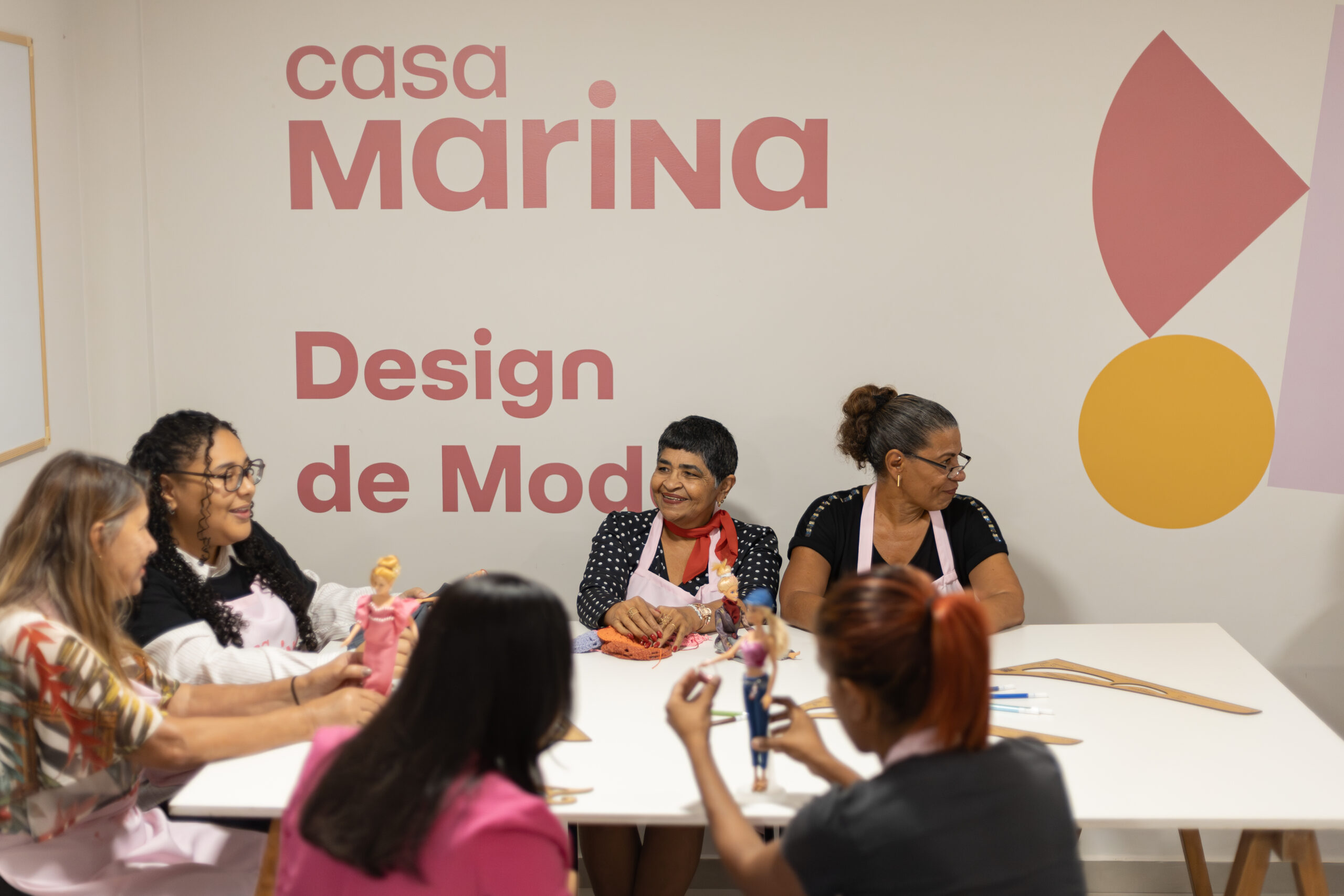 Fotos da sala do projeto social de design de moda