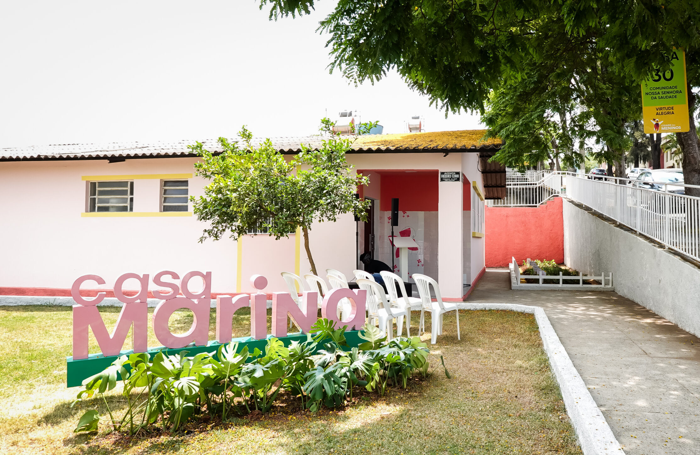Fachada do projeto social Casa Marina com logomarca em evidência