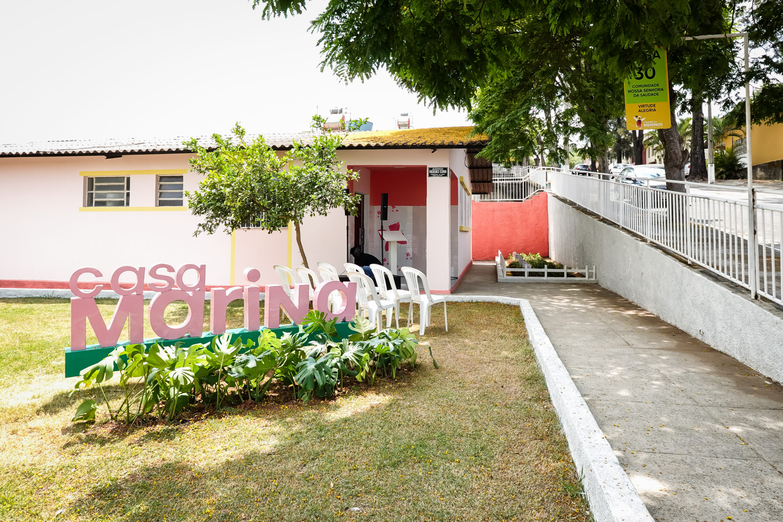 Fachada do projeto social Casa Marina com logomarca em evidência