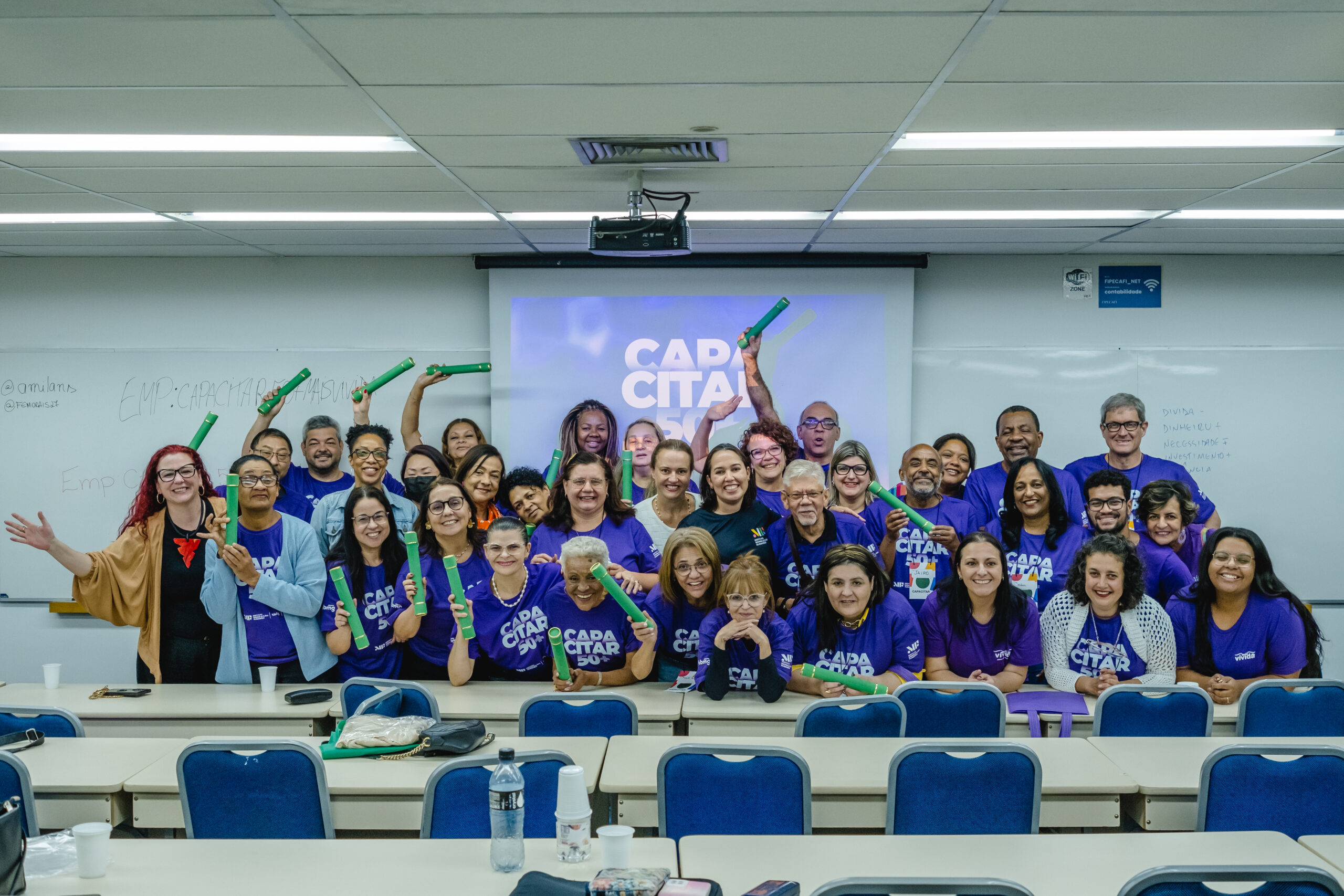 Turma do projeto social Capacitar 50+ em São Paulo alegres e contentes por sua formatura