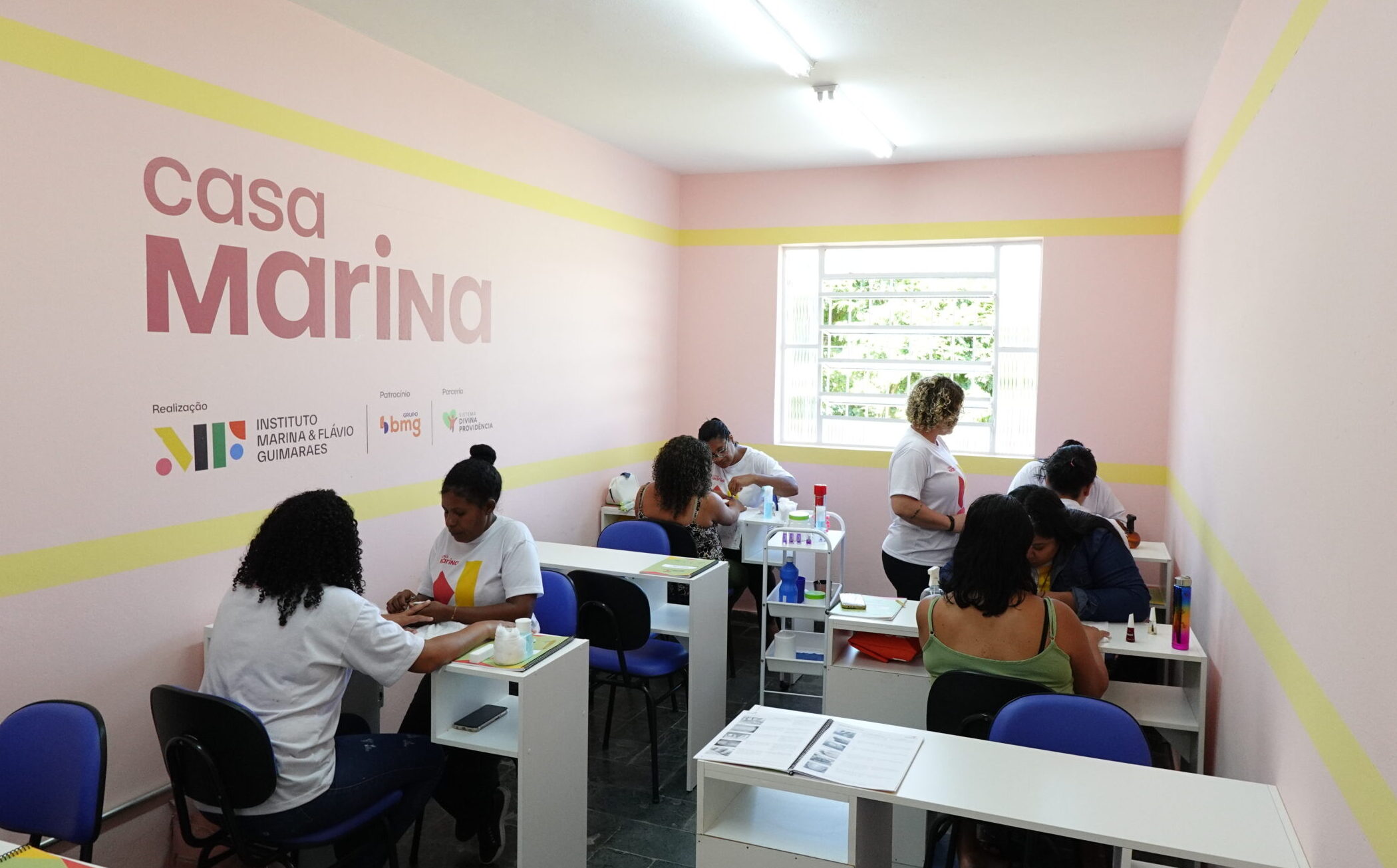 Alunas do curso de manicure em aula na sala do projeto social casa marina