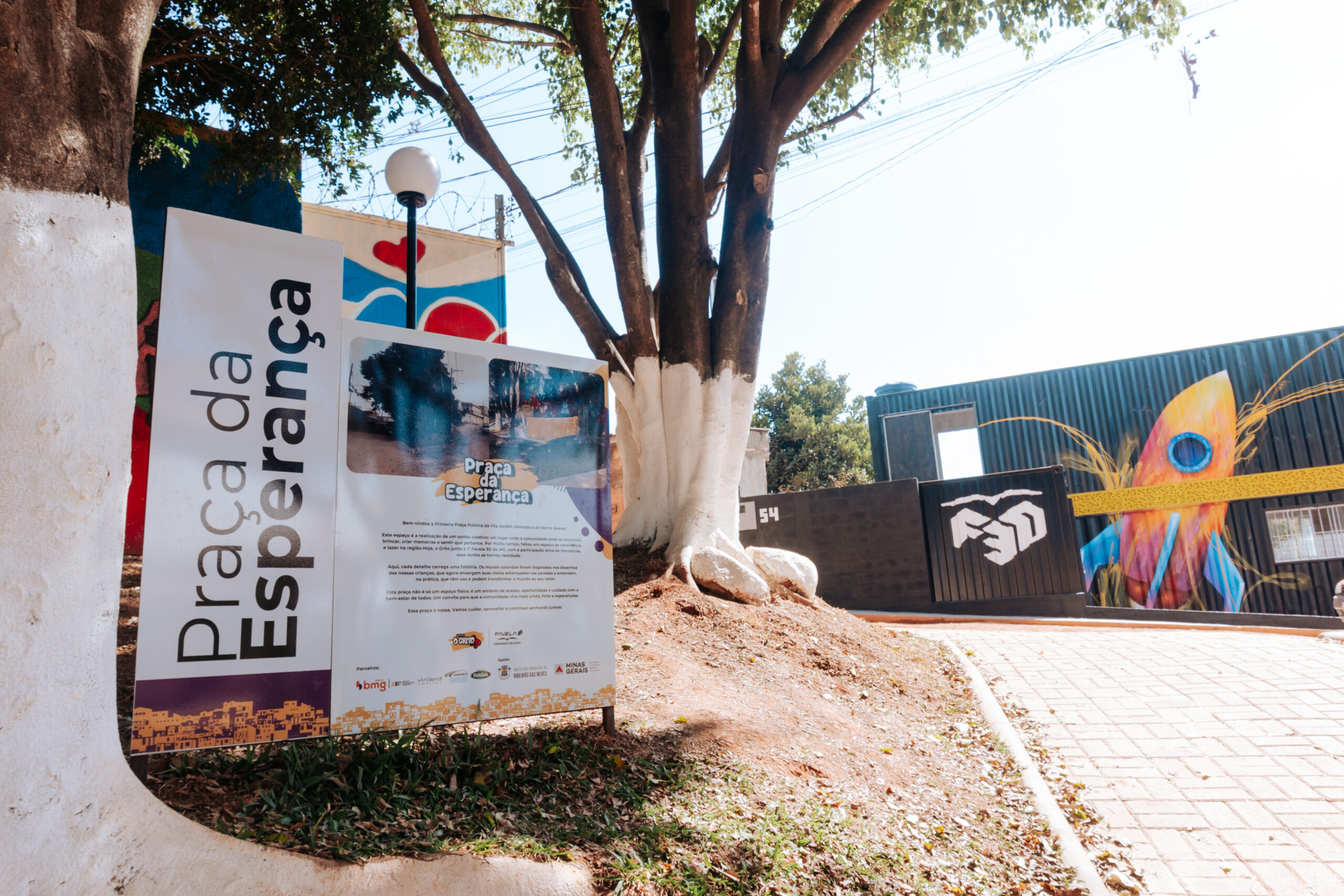 Praça reformada do projeto social Favela 3D
