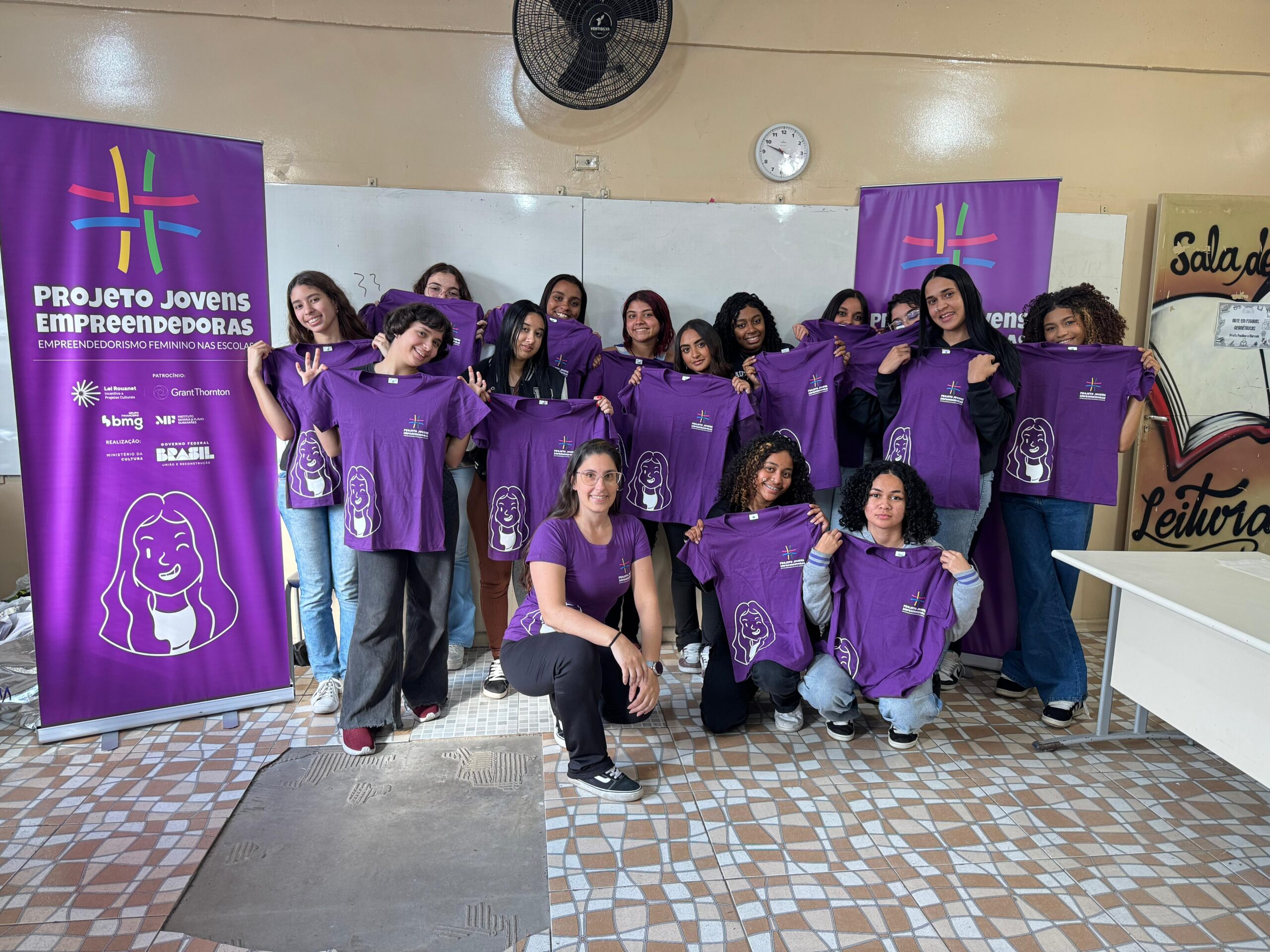Alunas do projeto social Jovens Empreendedoras reunidas em frente a câmera