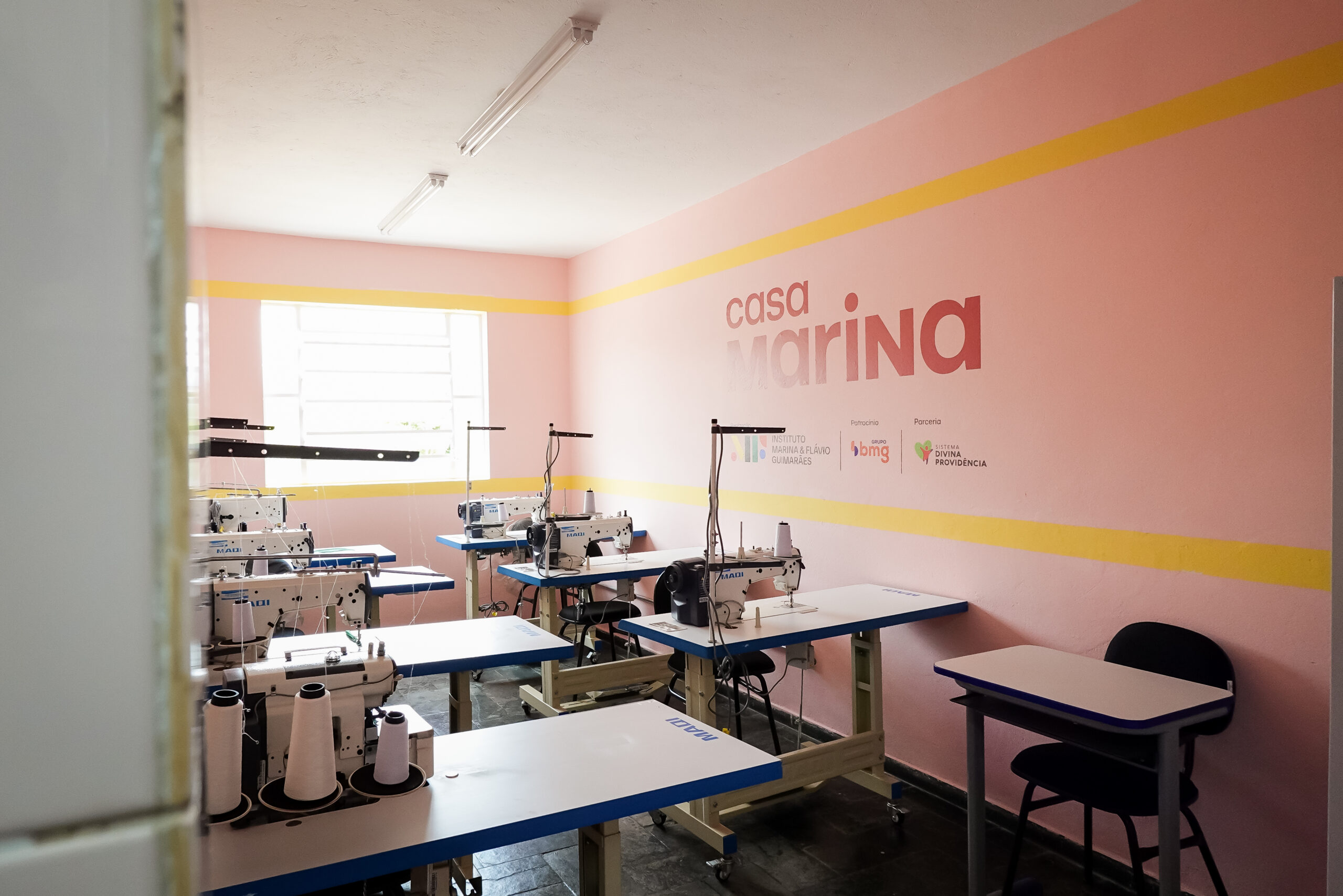Sala de aula do curso gratuito de Corte e Costura do projeto social Casa Marina