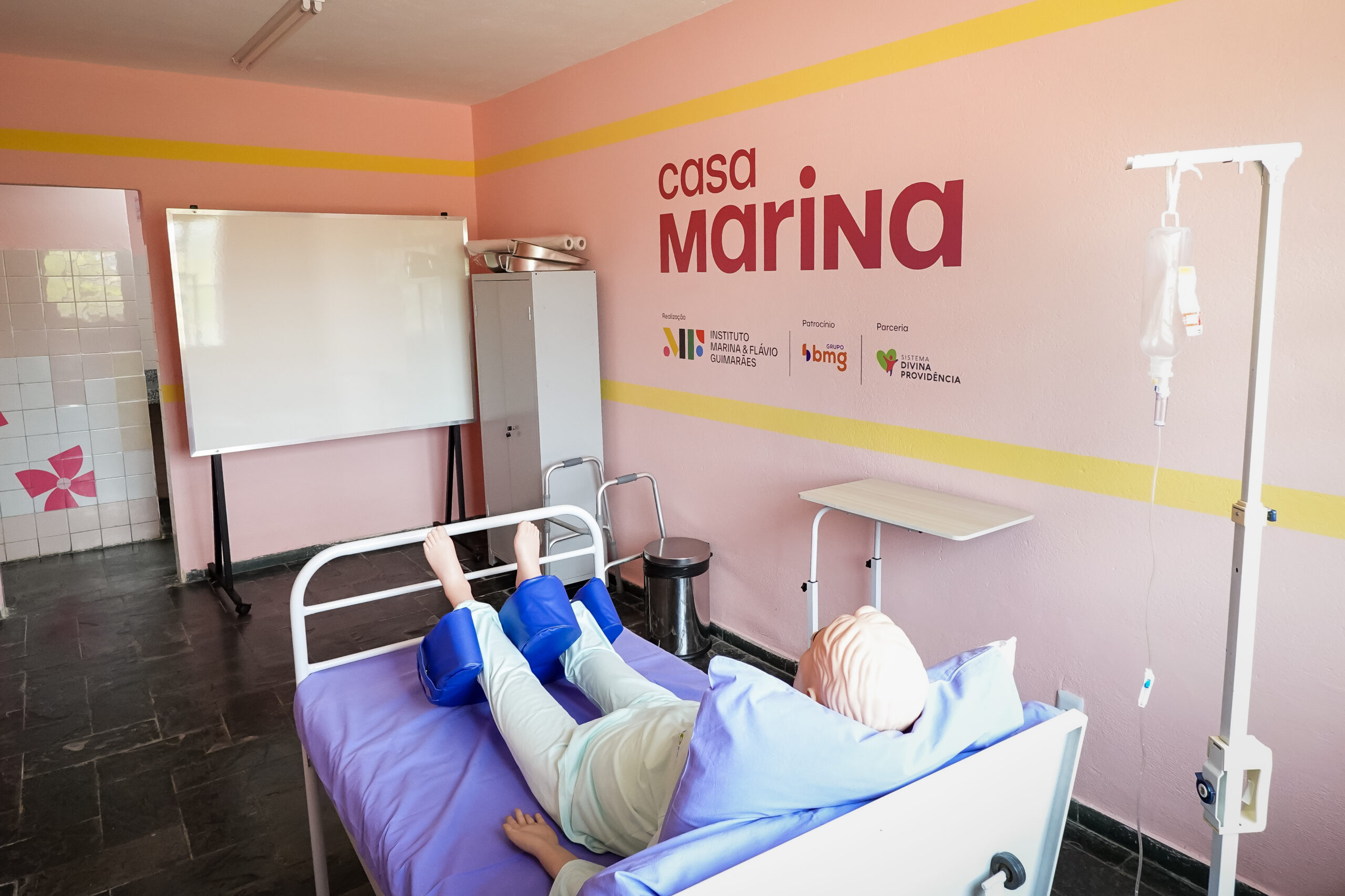 Interior da sala de aula do curso gratuito de Cuidadora de Idosos do projeto social Casa Marina