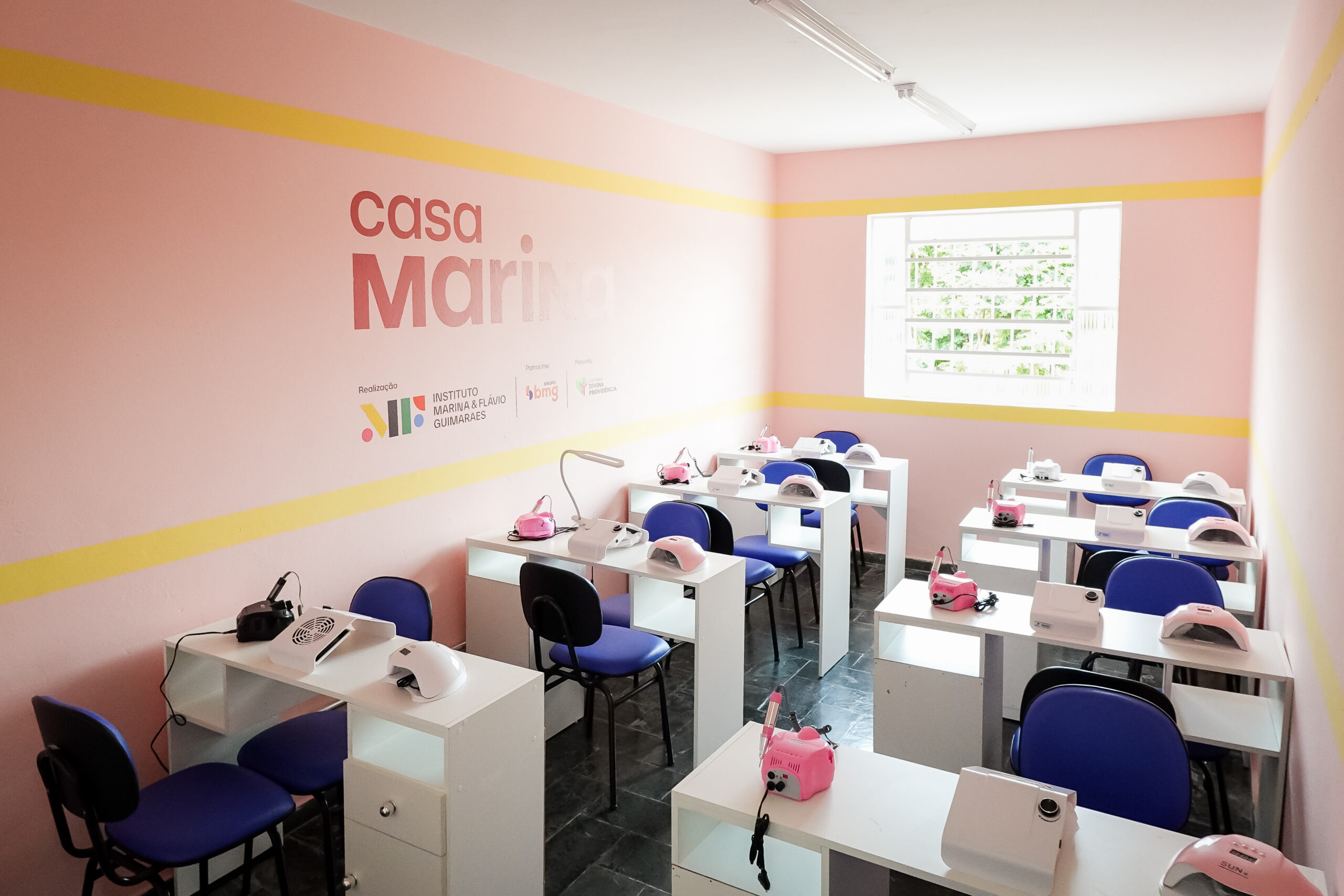 Sala de aula do curso gratuito de Manicure e Pedicure do projeto social Casa Marina